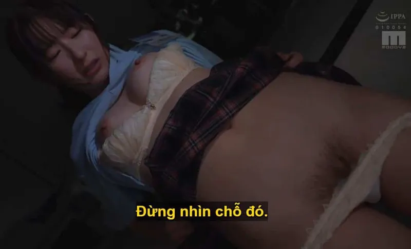 Ông chủ lập mưu "xxx" cô nhân viên dưới quyền kiêu kỳ lười nhác, suốt ngày bận rộn tán gẫu tin nhắn với người yêu.